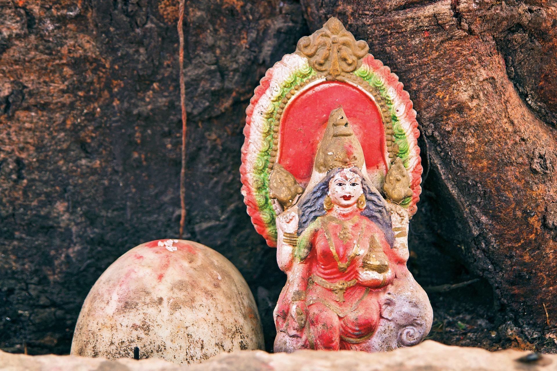 altar 1158827 1920 - De l’Adoration du Lingam