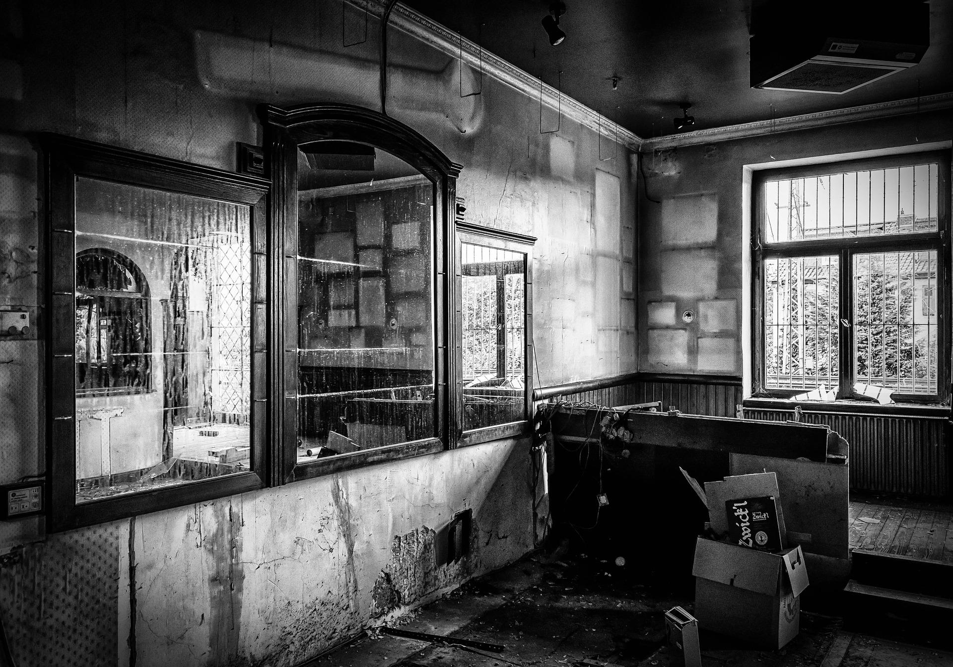 lost places 1574561 1920 - Le Rite des Ménades de la tournée des bars