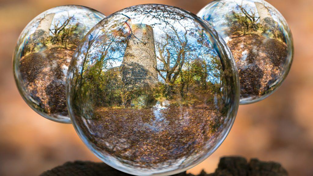 glass ball 1812655 1920 1024x576 - Un Réseau de Châteaux