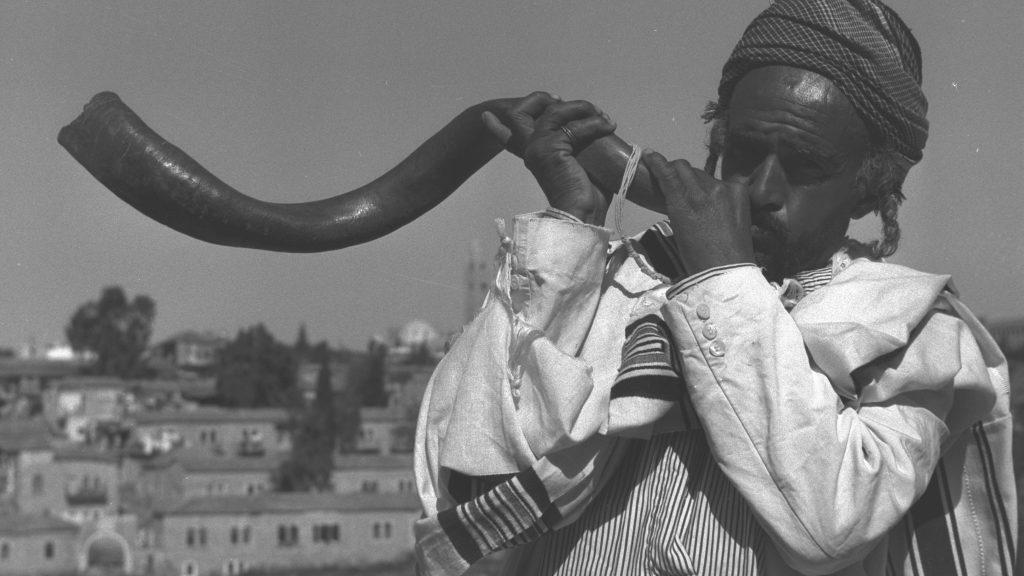 Flickr   Government Press Office GPO   PILGRIMS GREETED BY THE BLAST OF THE SHOFAR 1024x576 - Attention Chofar !