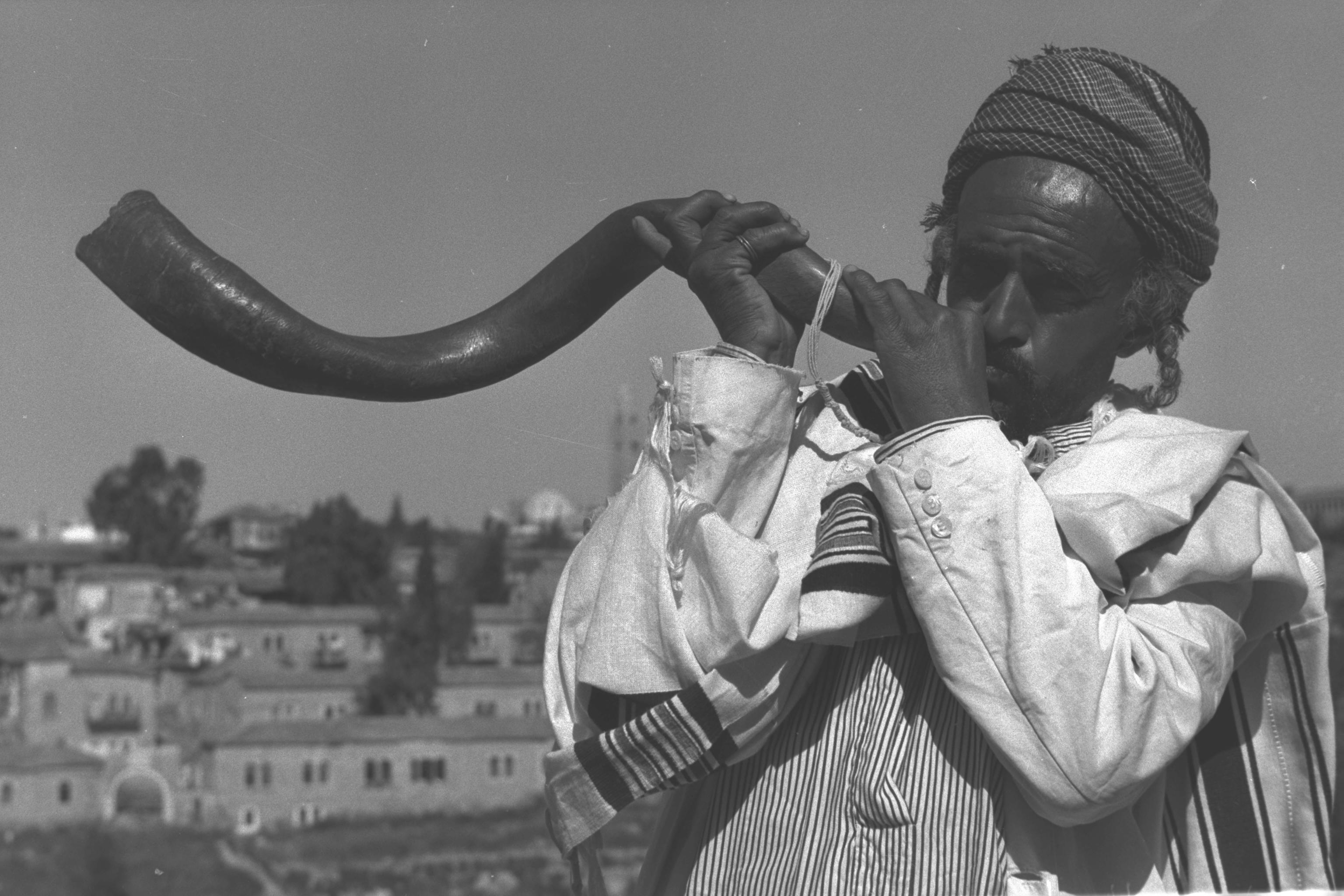 Flickr   Government Press Office GPO   PILGRIMS GREETED BY THE BLAST OF THE SHOFAR - Attention Chofar !