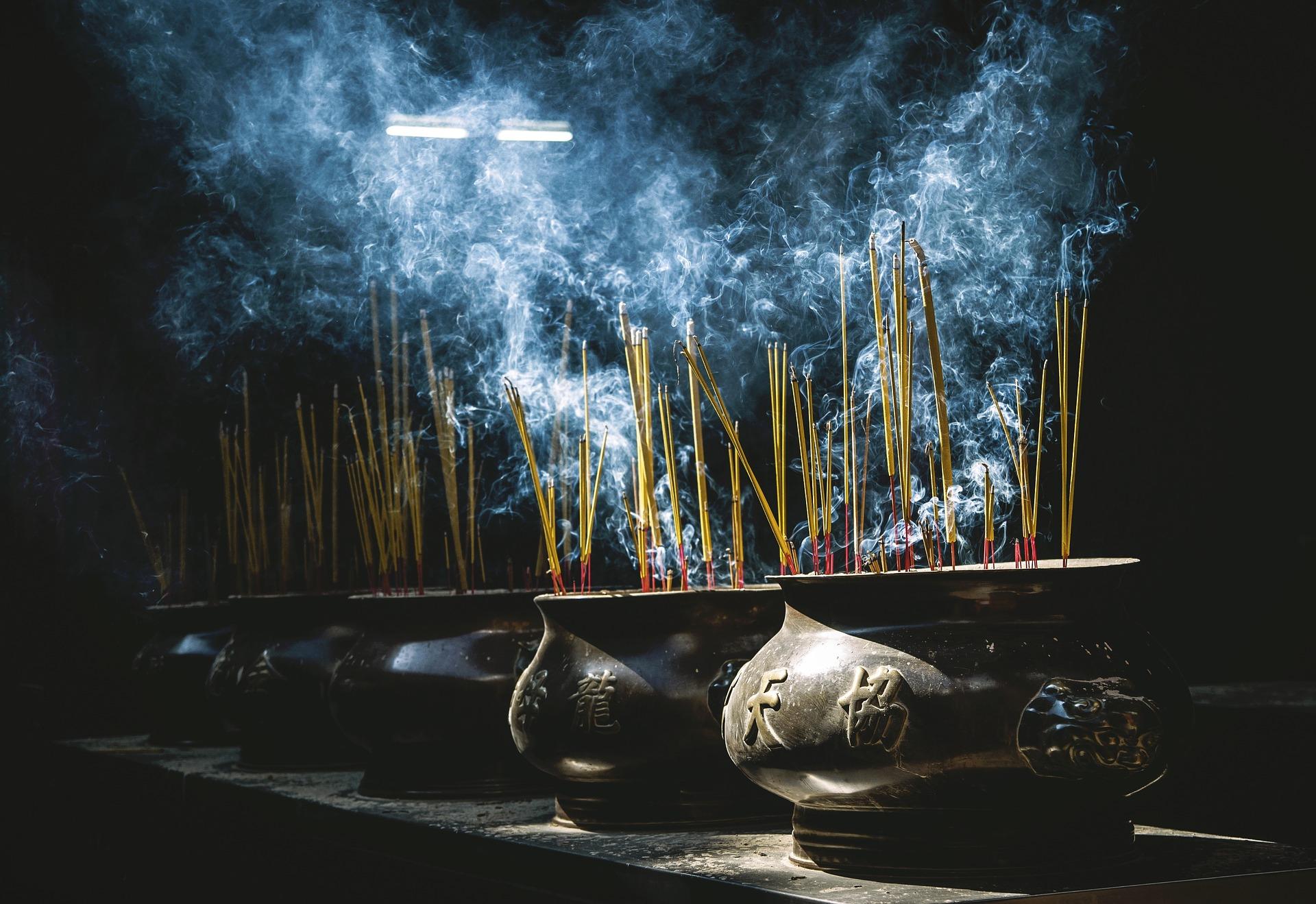 incense 1285138 1920 - L’Etrange odeur dans la voiture…