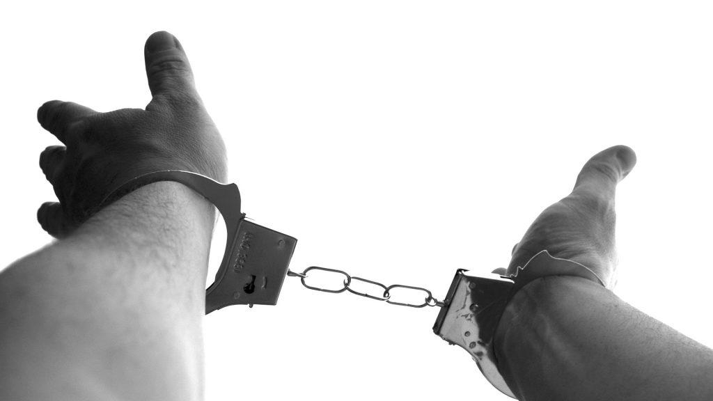 handcuffs 921290 1920 1024x576 - Une nouvelle façon de penser libre et totalitaire