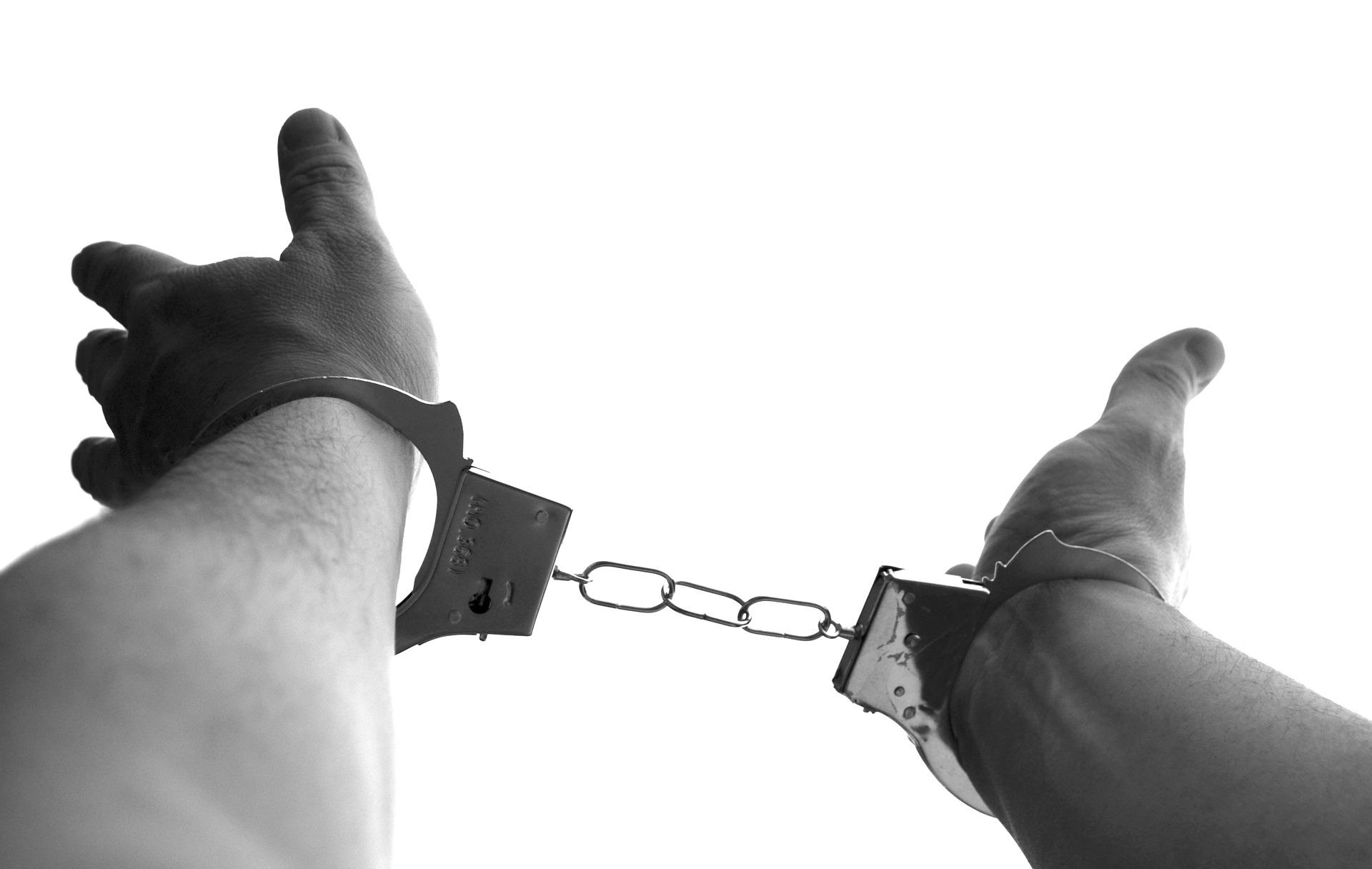 handcuffs 921290 1920 - Une nouvelle façon de penser libre et totalitaire